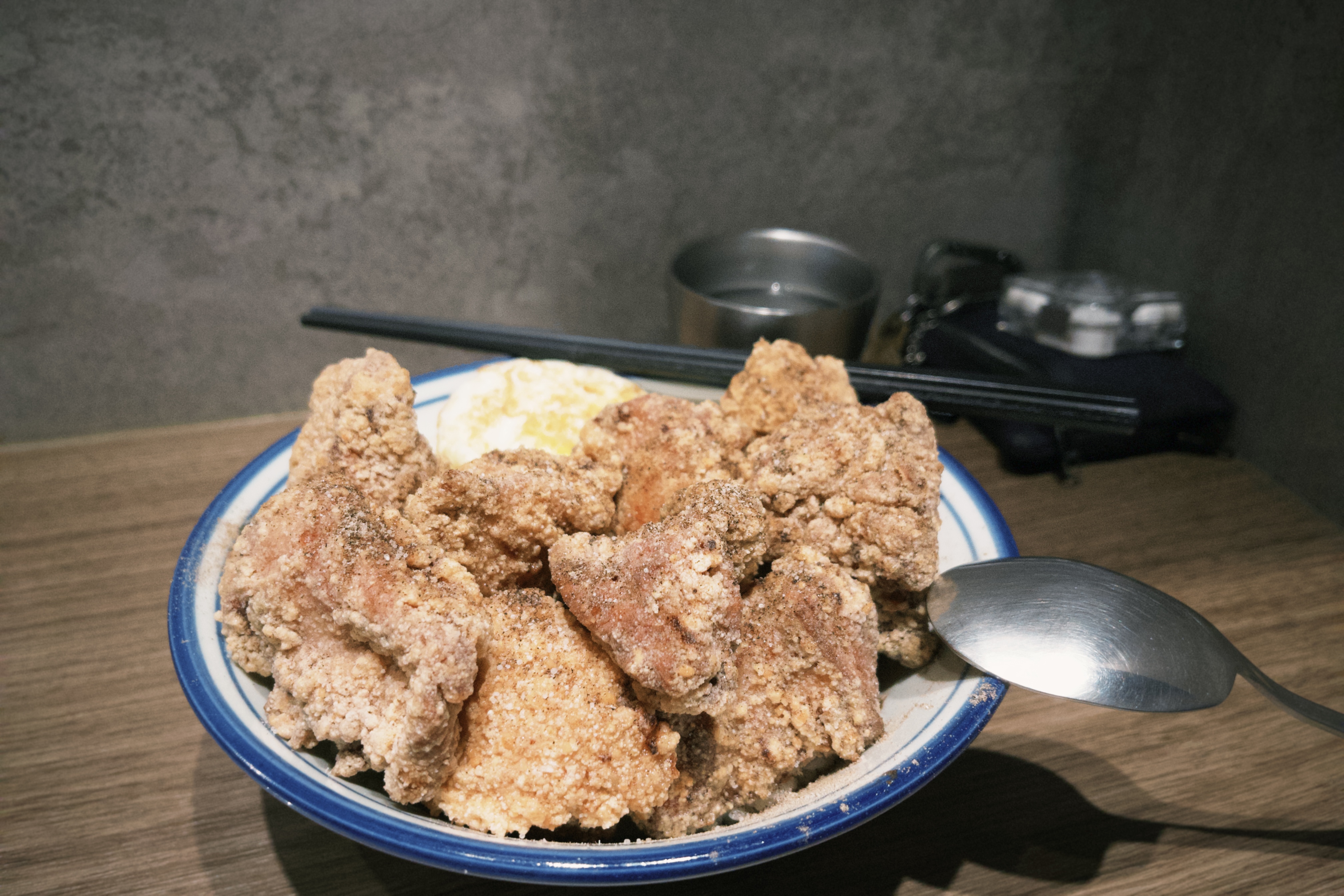 招牌鹹酥雞蓋飯NT$85